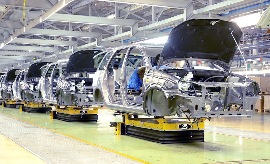Процесс сборки автомобилей на заводе LADA.
