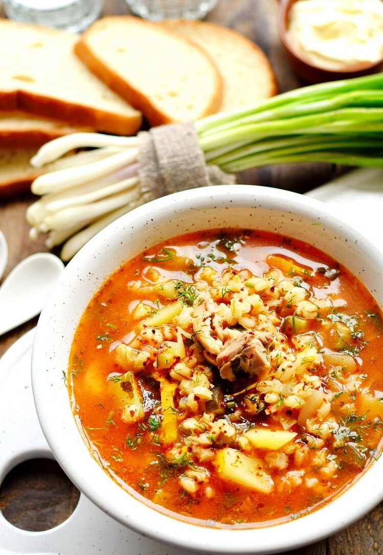 Думаю каждого из нас мама или бабушка баловали легендарным супом "Рассольник".  И поэтому сегодня я решила вам рассказать рецепт его классического приготовления.