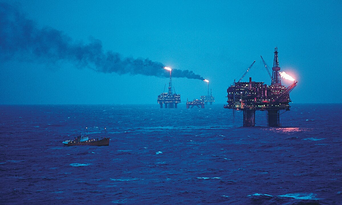 Такие нефтяные вышки в Северном море обслуживает судно Барри.