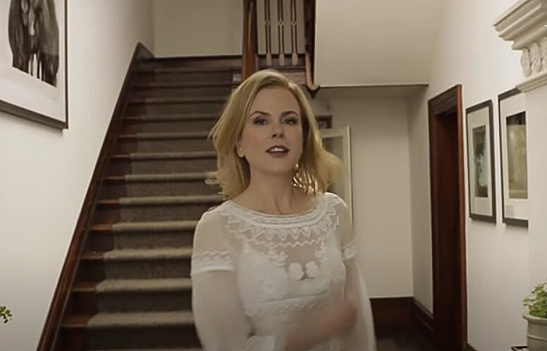 Николь Кидман приглашает корреспондента в дом. Стопкадр из видеоинтервью 