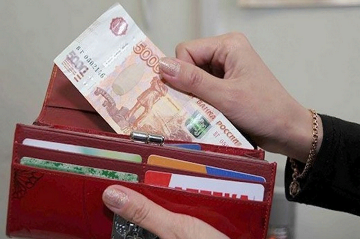 5 рублей на кошелек. Кошелек с рублями. Кошелек с 5000 купюрами. Деньги рубли в кошельке. Портмоне с рублями
