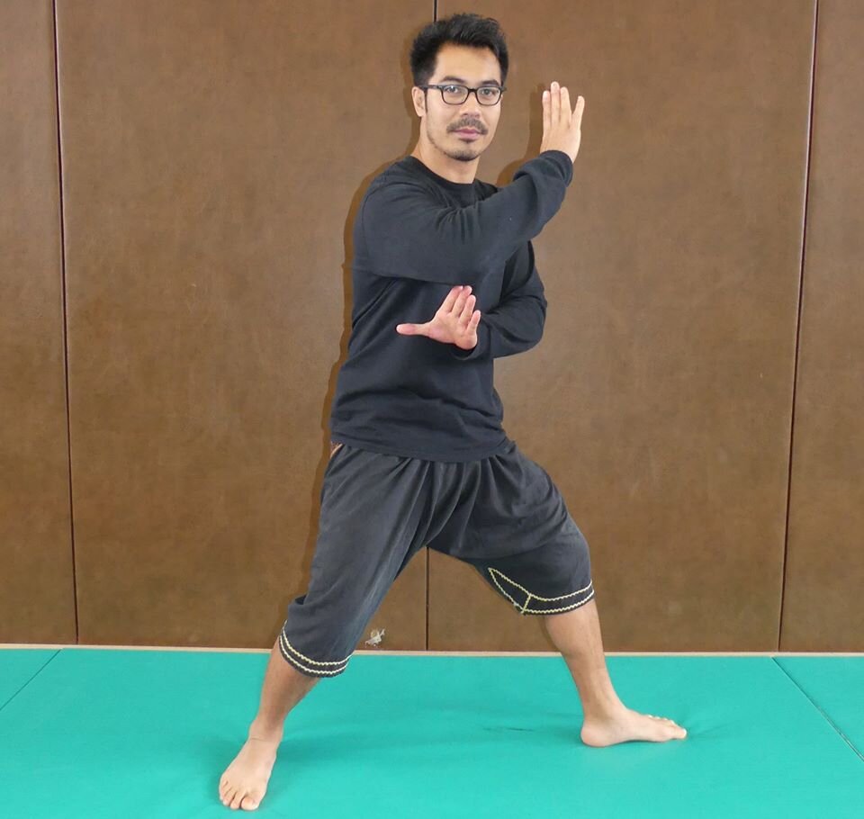Элвин Гинанао демонстрирует одну из основных позиций Silat Buka Lingkaran