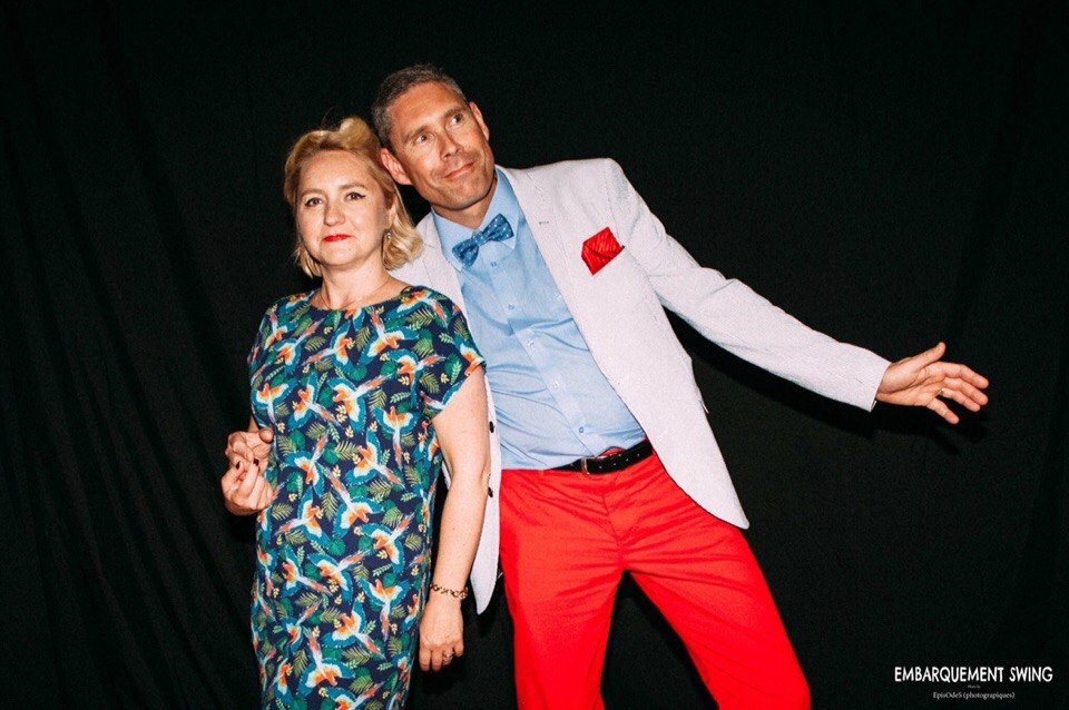 На фото я с мужем как раз на одной из таких вечеринок. 