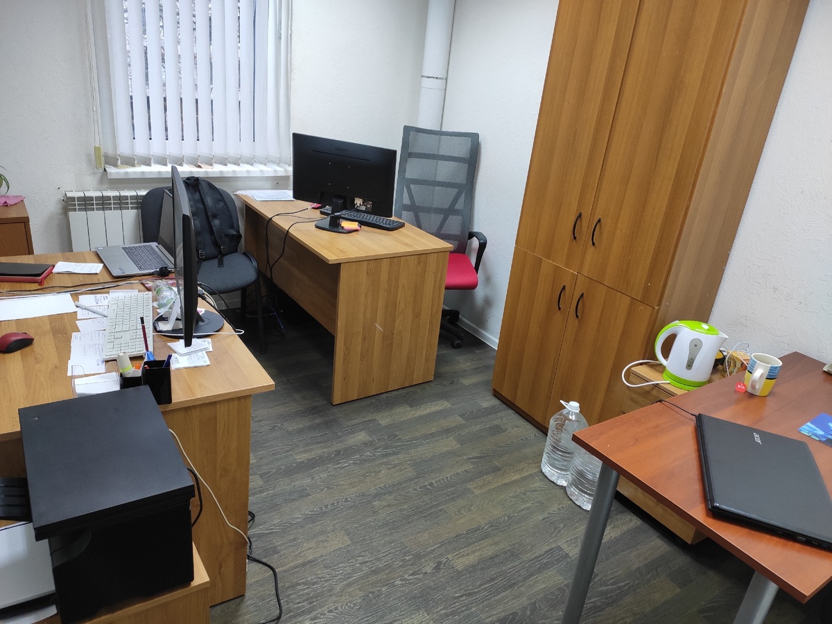 Людей нет, зато есть творческий беспорядок