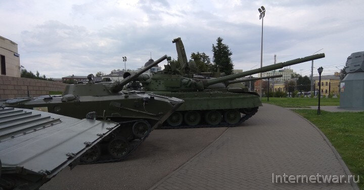 Во дворе музея