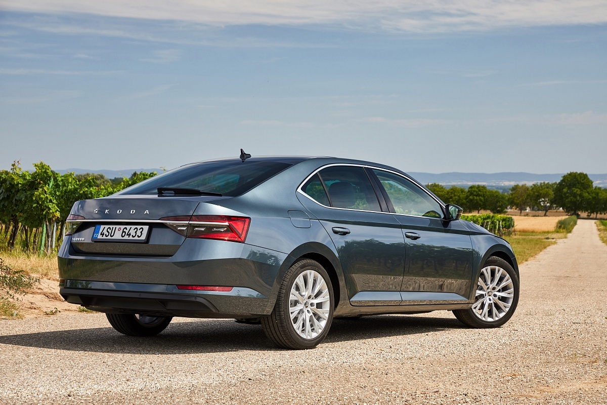 Заметно поменялся экстерьер SUPERB. Уже в базовой комплектации автомобиль оснащается зауженными светодиодными фарами, которые объединяются с элегантной решёткой радиатора. Кстати, при покупке SUPERB можно установить матричные фары с функцией приветствия. Благодаря увеличению решётки радиатора инженеры улучшили систему охлаждения.