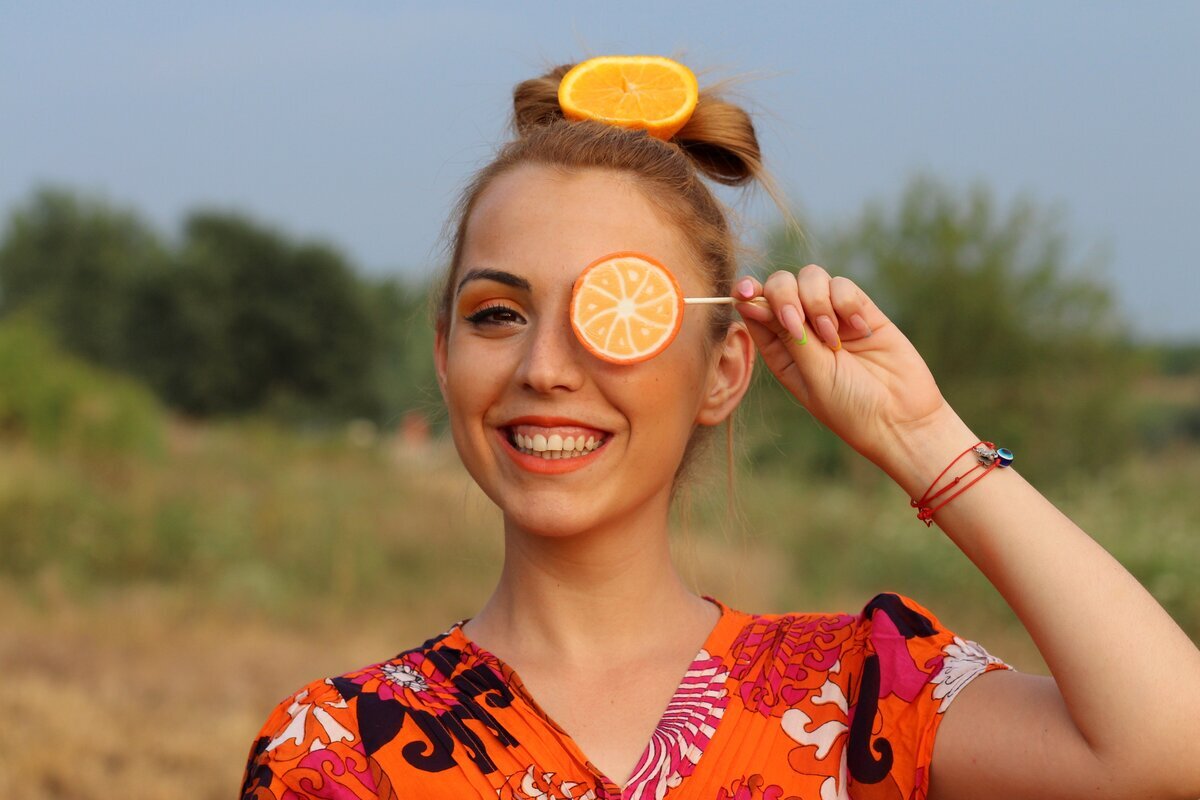 Счастливая девушка. Счастливая девушка. Оптимистичный взгляд. Оптимистичный человек. Девушка радуга.