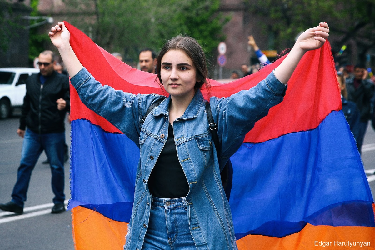 Про армянский народ. Армения люди. Армяне люди. Армянские девушки. Девочка с флагом Армении.
