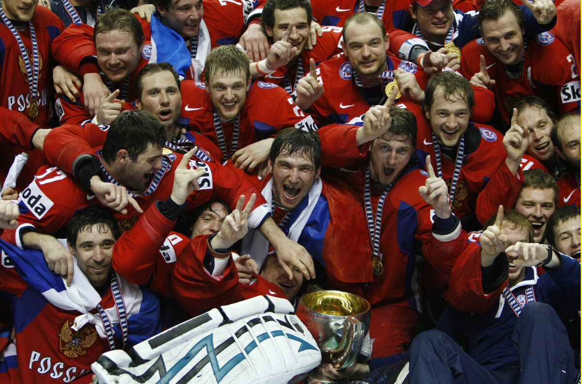 18 мая 2008 года российские хоккеисты выиграли золото чемпионата мира и прервали 15-летнее ожидание большого успеха. Вячеславу Быкову и Игорю Захаркину удалось сбалансировать сильный состав и игру.-2