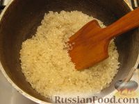 Как приготовить карри-рис с морковью: 
В казанке разогреть растительное масло (2 ст. ложка). Выложить рис, перемешать его и жарить в масле на среднем огне 10 минут.