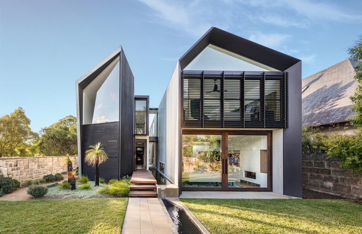 В то время, как этот новый дом в настоящее время находится семья с тремя маленькими детьми, архитектор Клинтон Коул разработал его так , что он все еще работает для родителей и детей в 20 лет. На верхнем этаже есть четкое разделение между детскими комнатами в левом крыле и спальней родителей в передней части правого крыла.