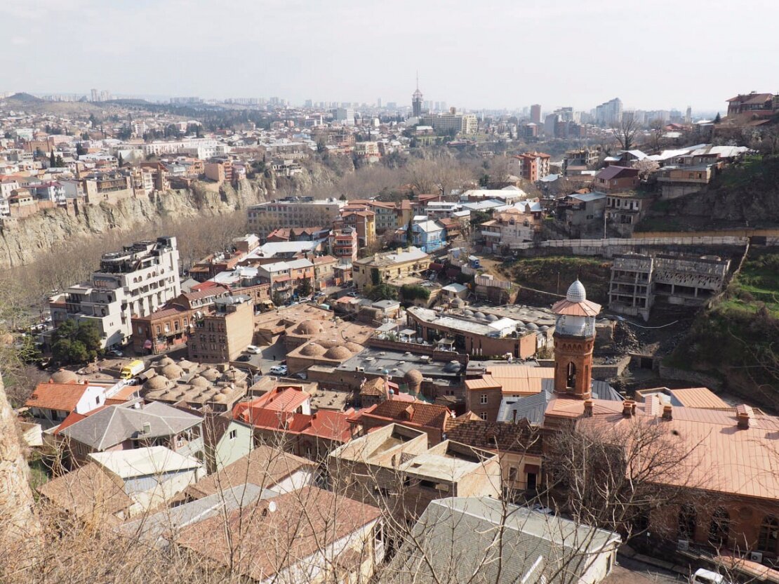Тбилисские серные бани – одна из главных городских достопримечательностей. Находятся они в районе Абанотубани, заслуживающем отдельной прогулки. Для посещения можно выбрать общий зал или отдельный номер, в вариантах подороже есть сауна. Внутри вас ждет небольшой бассейн, температура воды в нем около 40 градусов, из-за серы запах специфический. В этих банях (тогда они назывались тифлисскими) бывали Александр Дюма-отец и Пушкин.