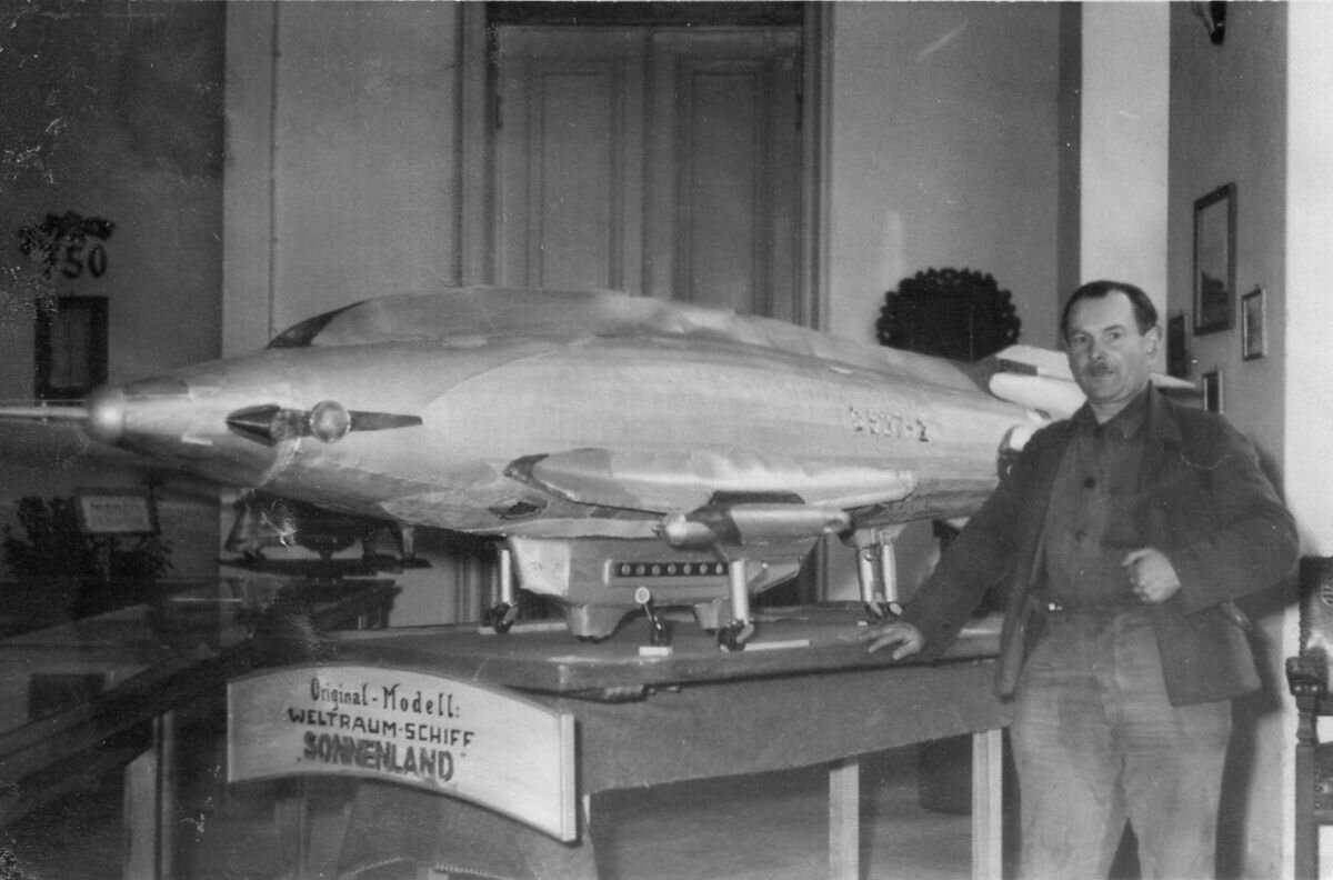 Изобретатель Карл Ганс Янке рядом с моделью своего фантастического летательного аппарата. Фото: sachsens-museen-entdecken.de