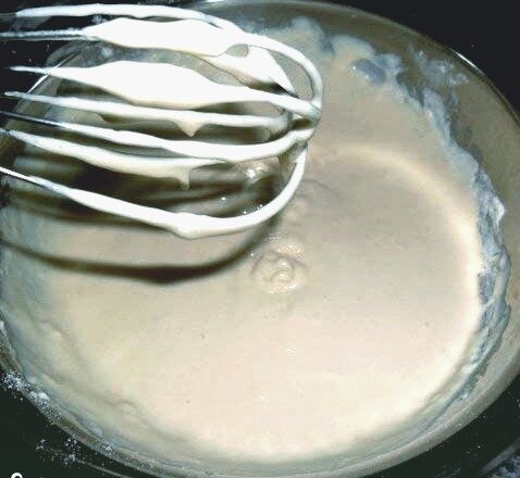 Смешиваем все ингредиенты для теста: сметану, майонез, яйца и муку. Взбиваем венчиком до однородности, солим по вкусу. 