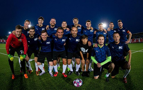 Команда "Матч ТВ". Р.Широков в центре, А.Тихонов крайний справа в нижнем ряду. Фото из интернета.