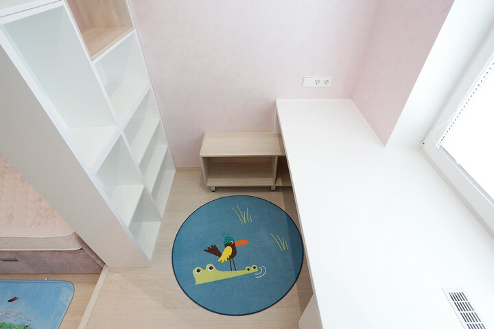 Детская рабочая зона вровень с подоконником