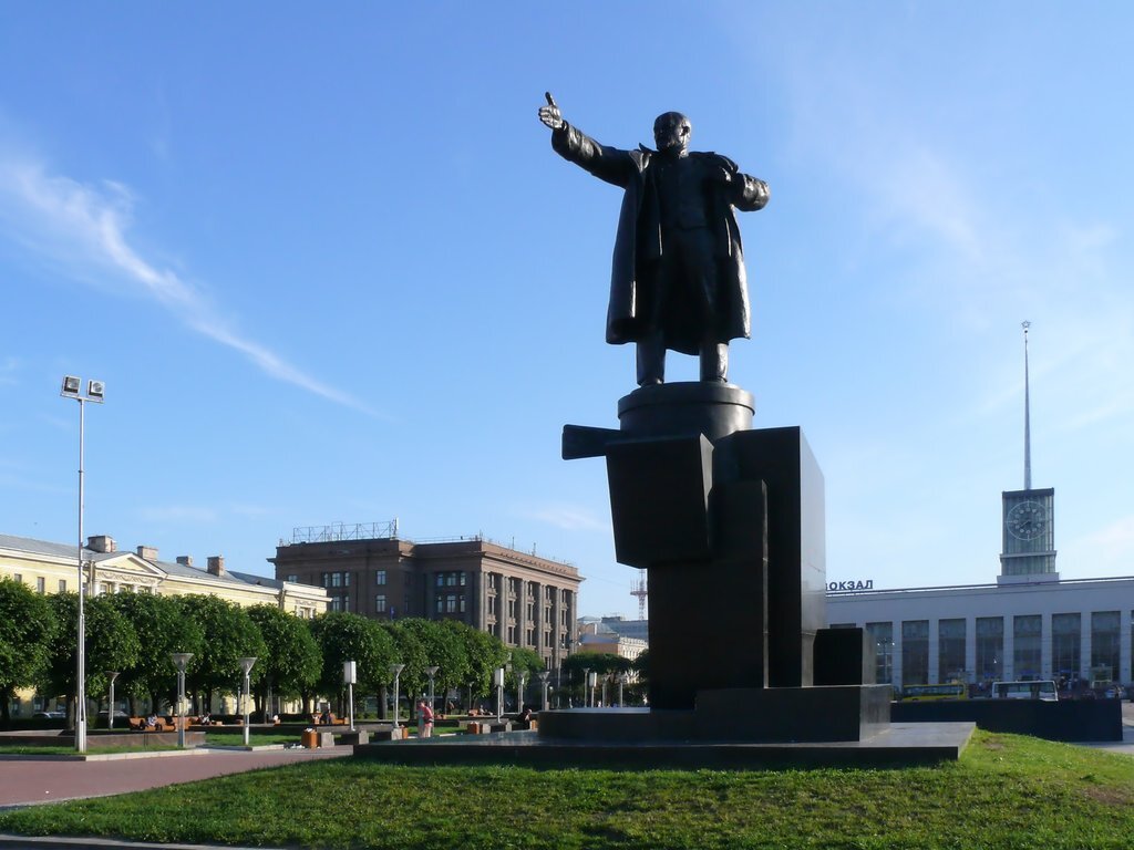 «Ленин на броневике» -- памятник у Финляндского вокзала. Источник: Яндекс. Картинки.