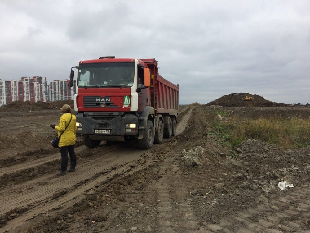 На свалку по-прежнему едут грузовики с мусором. Кадр из видео экскурсии