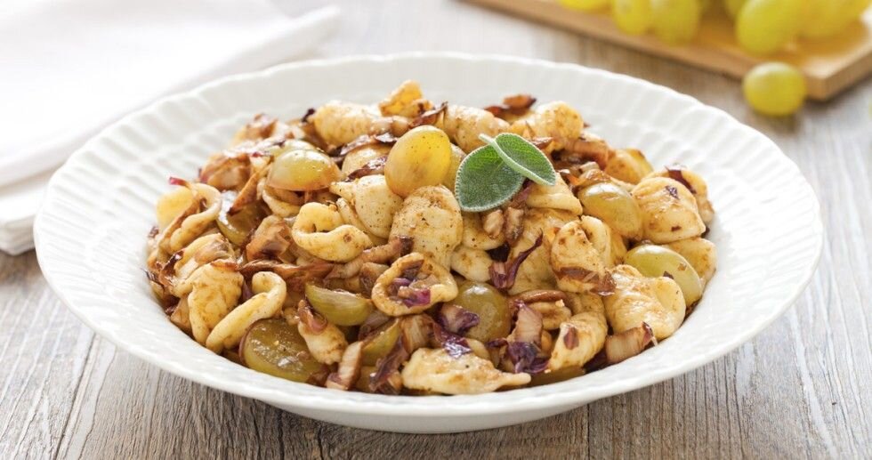 Ингредиенты:

350 г орекьетте
1 кочан радиккио
150 г белого винограда
3 столовые ложки бальзамического уксуса
Шалфей, соль и перец по вкусу