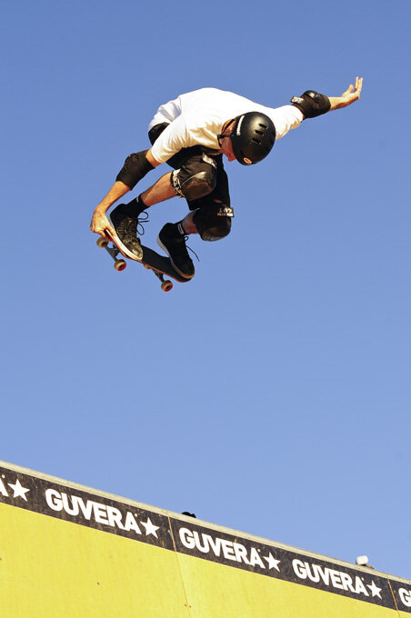 На этом фото Тони выполняет свой фирменный Indy 900