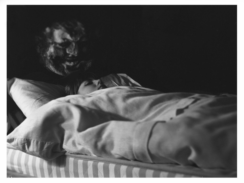 Порой этому сопутствует сонный паралич, когда человек контролирует лишь движения глаз — все остальные мышцы не слушаются. Полная обездвиженность делает ночные видения еще более зловещими.

Сонный паралич зачастую возникает при различных неврологических заболеваниях, например нарколепсии (страдающие этим недугом не могут долго удерживать бодрствование и то и дело клюют носом). Тем не менее само по себе это состояние, даже сопровождающееся "мистическими видениями", вполне безобидно.