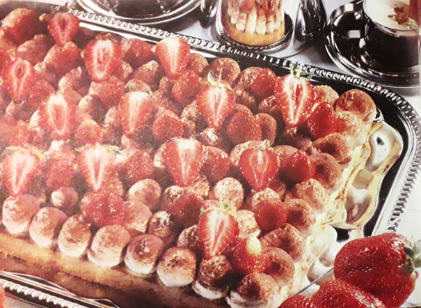 Бисквитный пирог с клубникой 