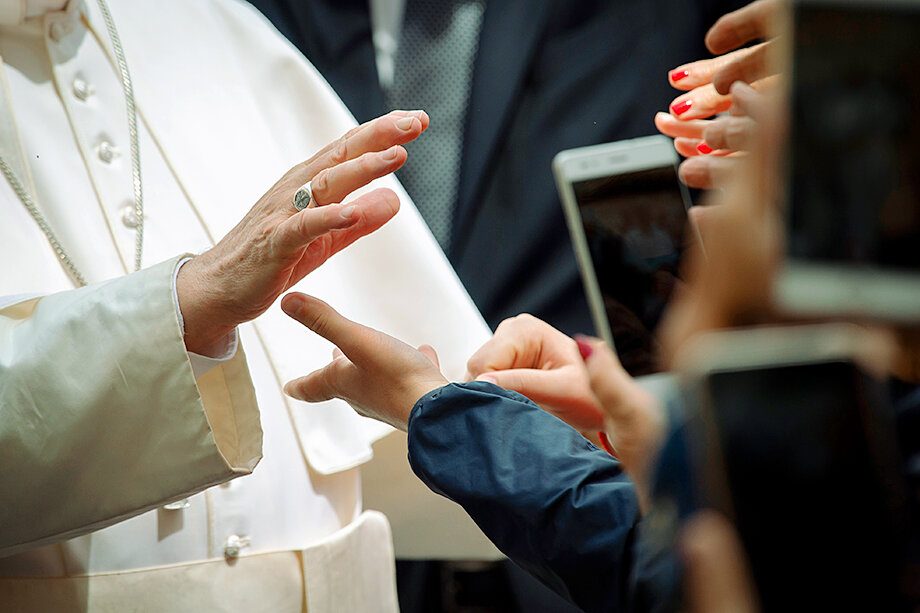 Несмотря на прогрессивность политики и кажущуюся простоту и доступность Папы Франциска, показатели его популярности невысоки.Фото: AM113/Shutterstock