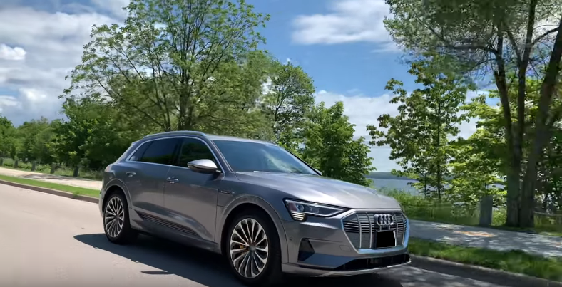 Дизайн передней и правой части кузова у электромобиля Audi e-tron 2019 года.