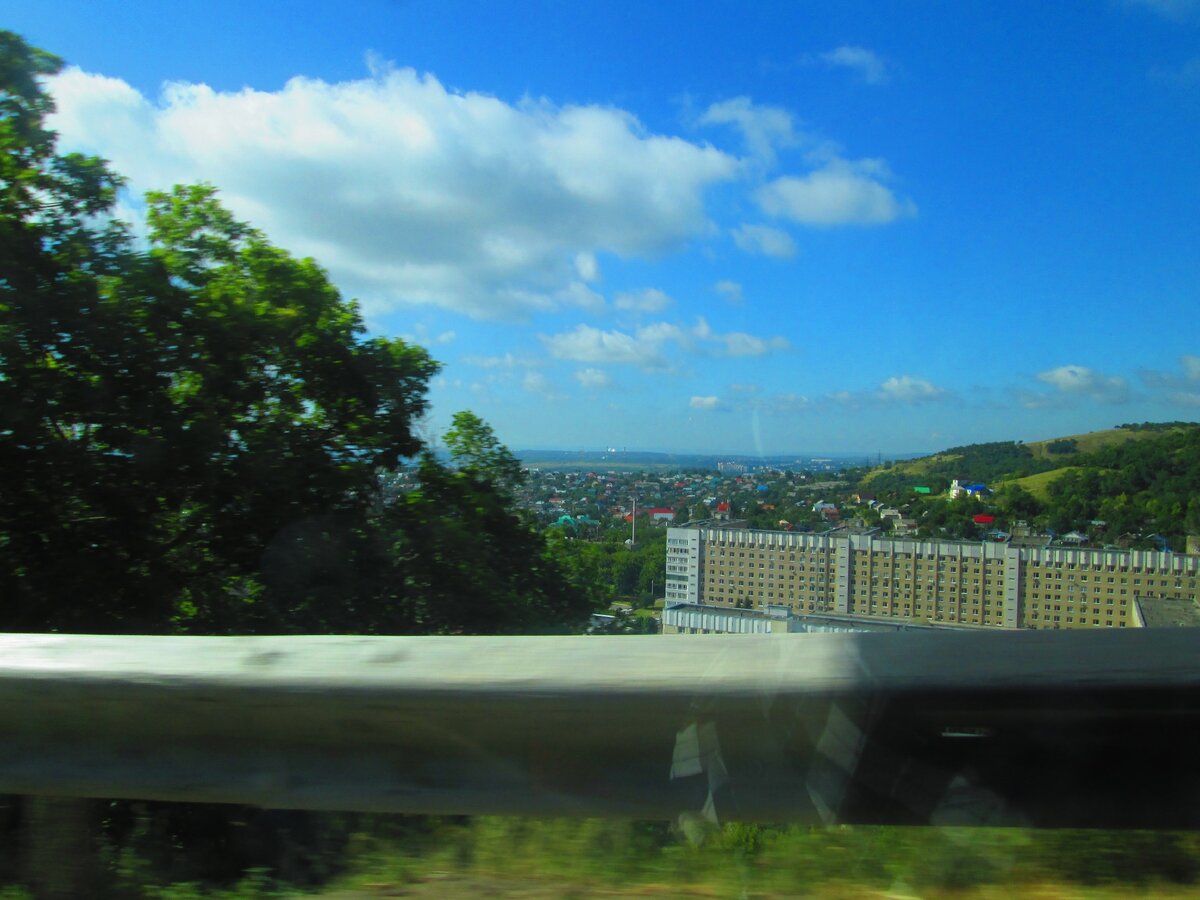 Вид на холмистый Саратов из окошка общественного транспорта.