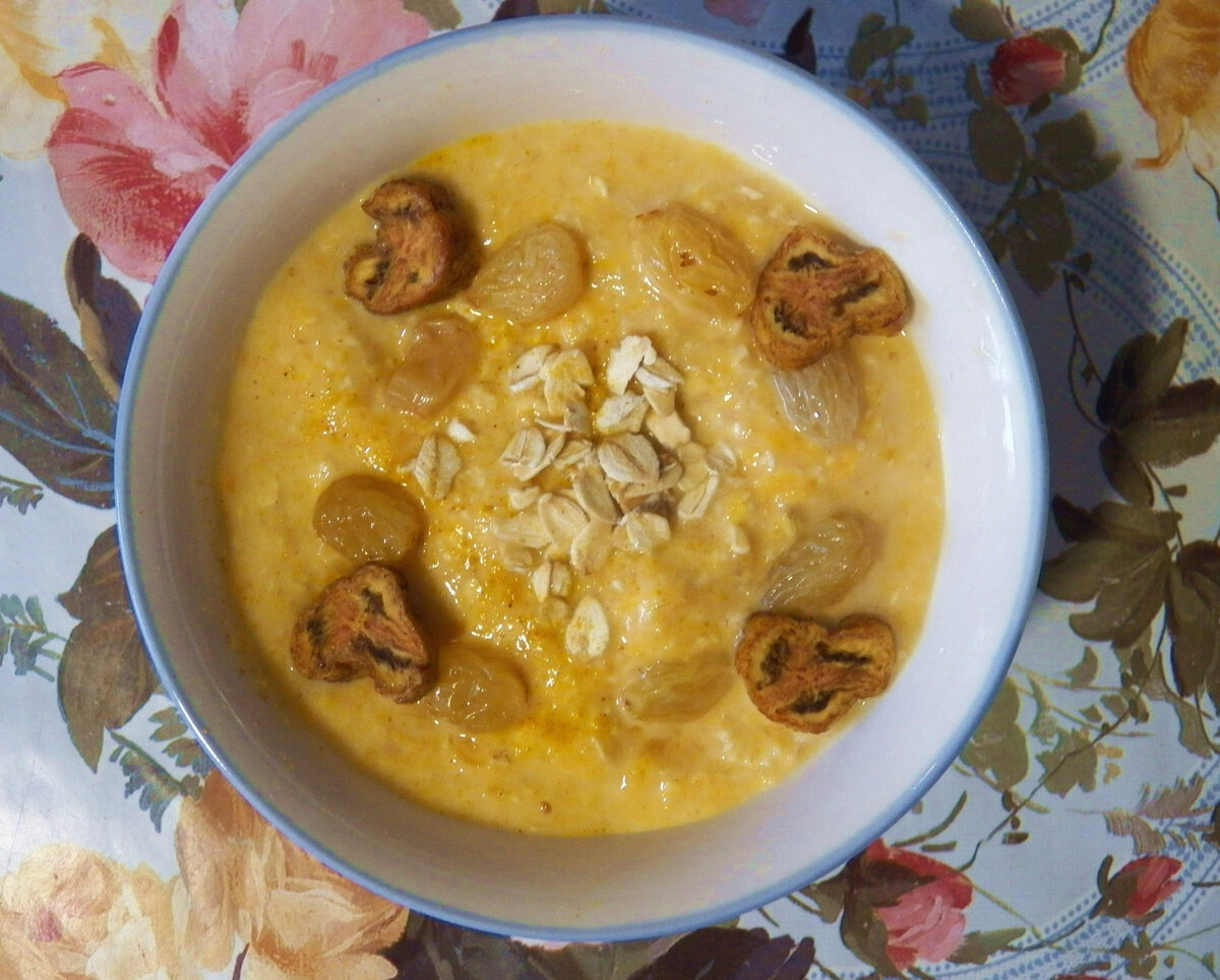 Овсяная каша по-живому с хурмой, изюмом и бананом