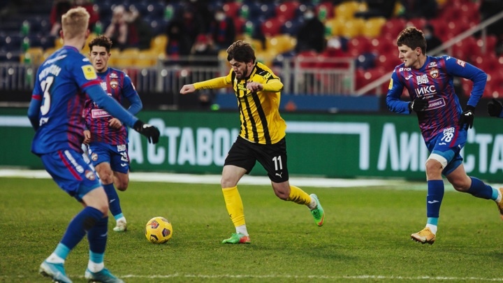 Мирзов в окружении игроков ЦСКА