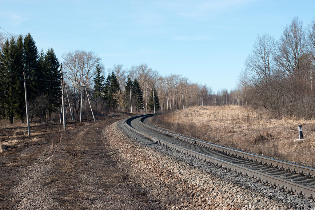 железная дорога насыпь. дорога на насыпи. железнодорожное полотно. железнодорожная насыпь. насыпь железной дороги.
