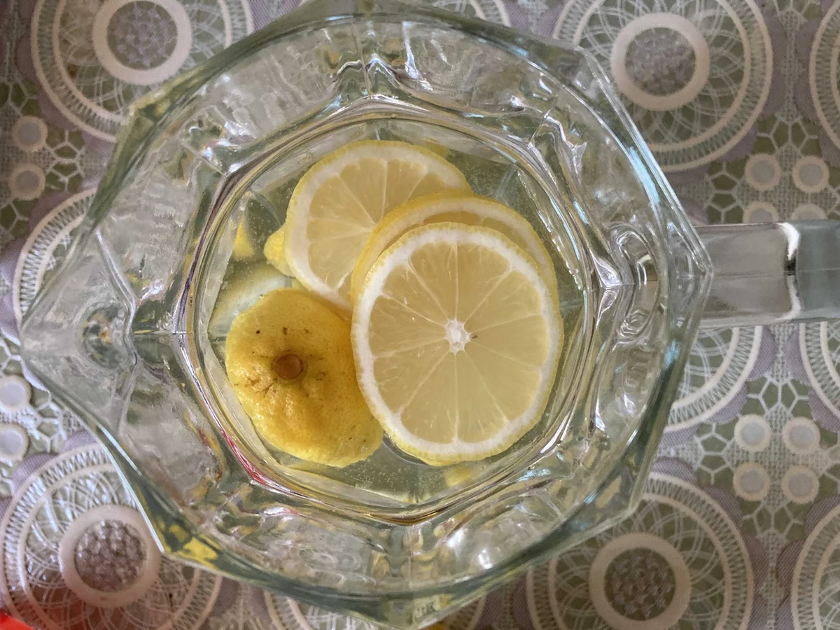 Вода с лимоном.