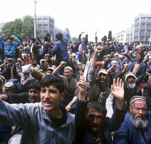 Протесты в Душанбе времён Гражданской войны. Источник: Яндекс картинки