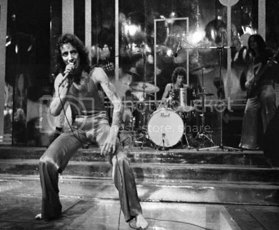 AC/DC в конце 1974-го, перед самой записью дебютного альбома с Боном Скоттом. На заднем плане виднеются басист Роб Бейли и барабанщик Питер Клак, частично поучаствовавшие в его записи, но в процессе замененные на других музыкантов