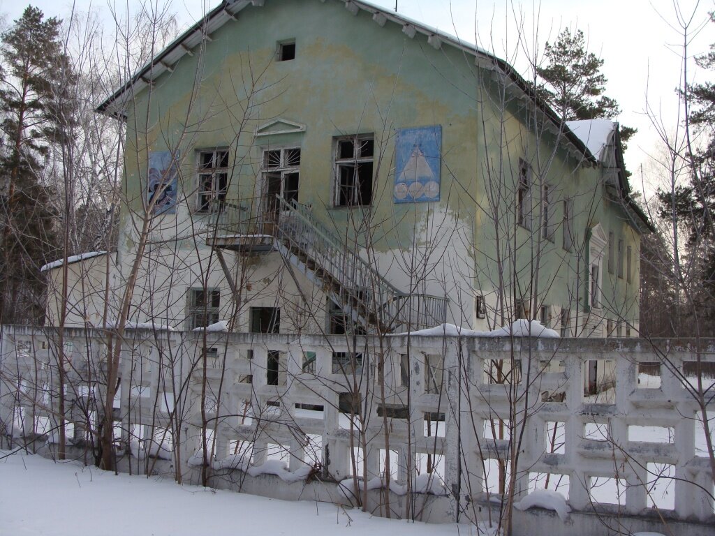 Детский сад уже лет 20 стоит пустым. В нём  когда-то был  краеведческий музей, потом ЖЭК.