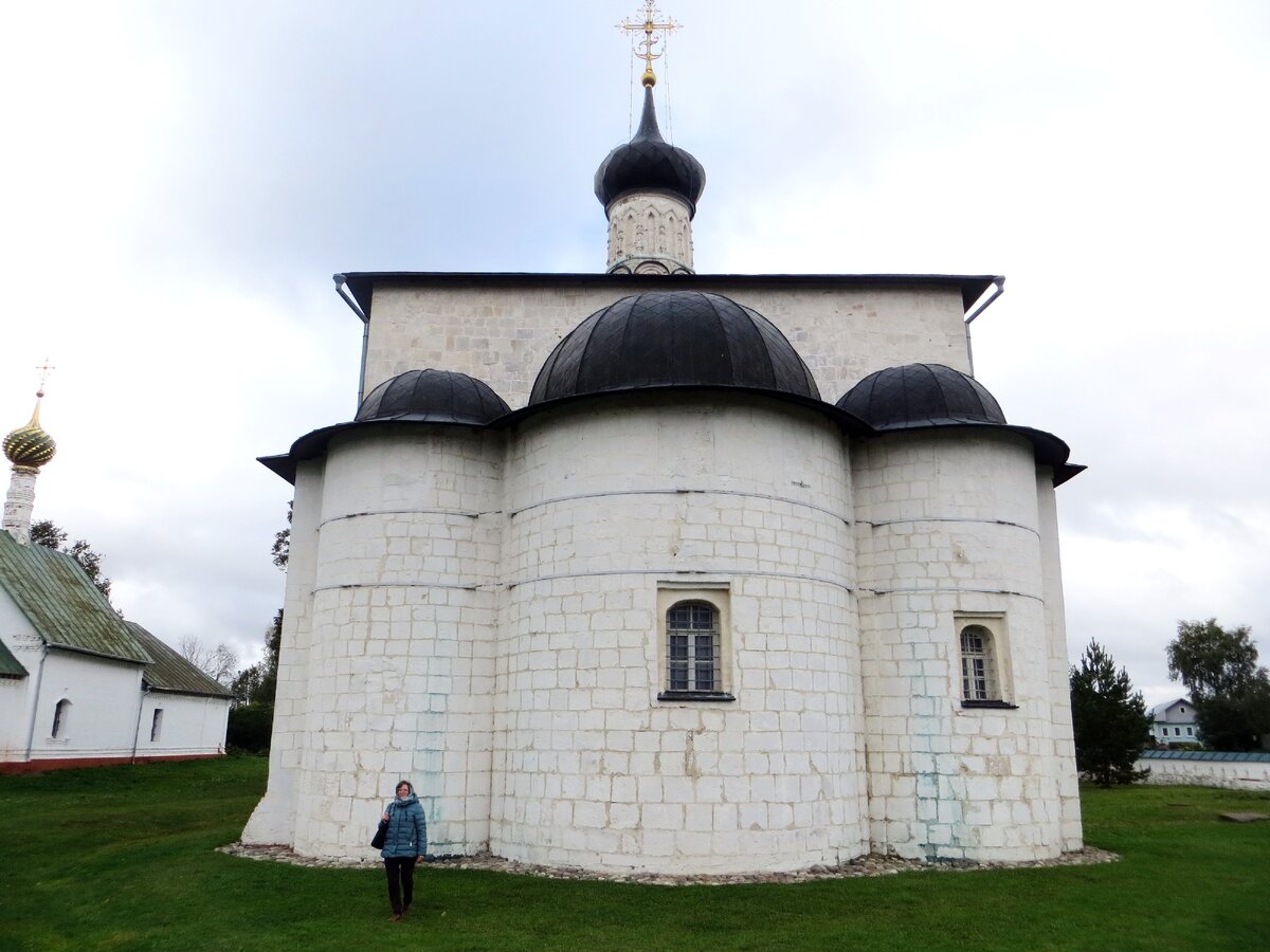 На церкви практически отсутствуют резные украшения.