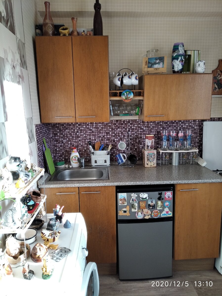 Это мой кухонный гарнитур до покраски. Слева стиральная машина, которую я хотела бы спрятать.