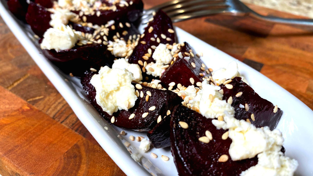 Салат из свеклы с сыром фета. Рецепты в гостях у Вани