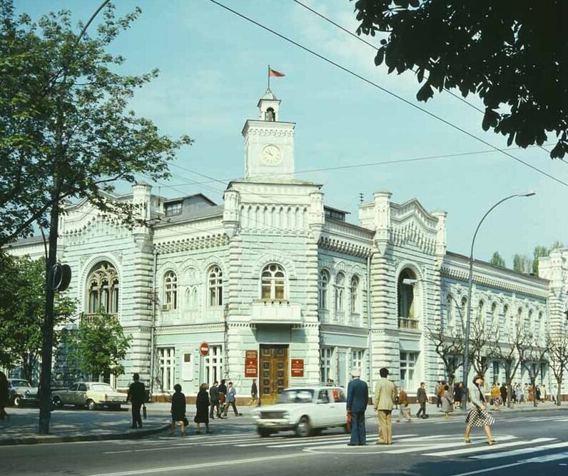 Кишинев, 1980-е годы, слева в аллее всегда продавали картины