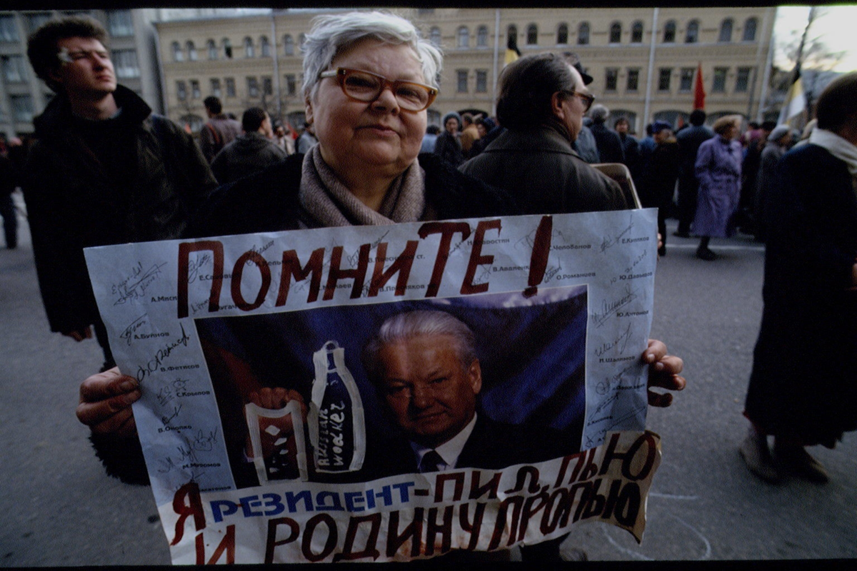 Против е. Против Ельцина 1993. Протесты против Ельцина 1993. Протесты в Москве 90е. Митинг 1993 года в Москве Ельцин.