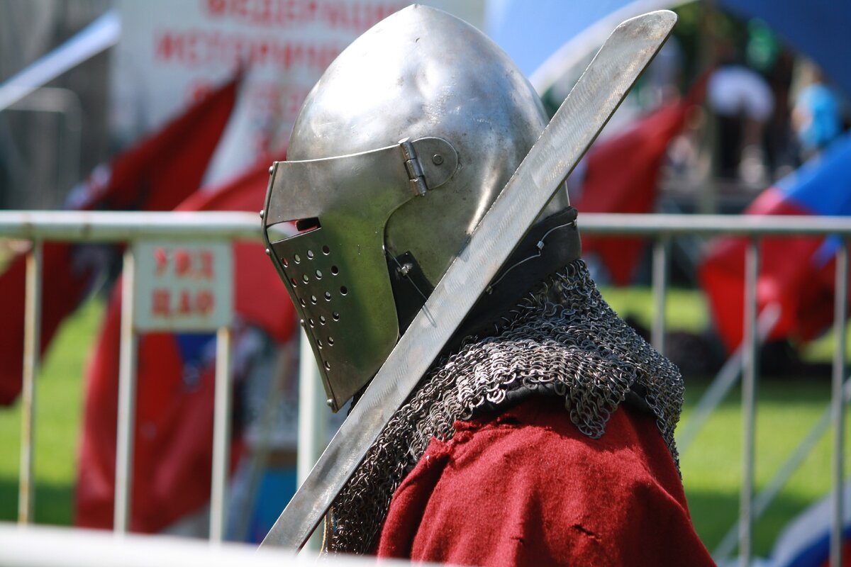 Исторические средневековые бои - современное увлечение серьёзных ребят. Полноконтактные командные состязания в доспехах.