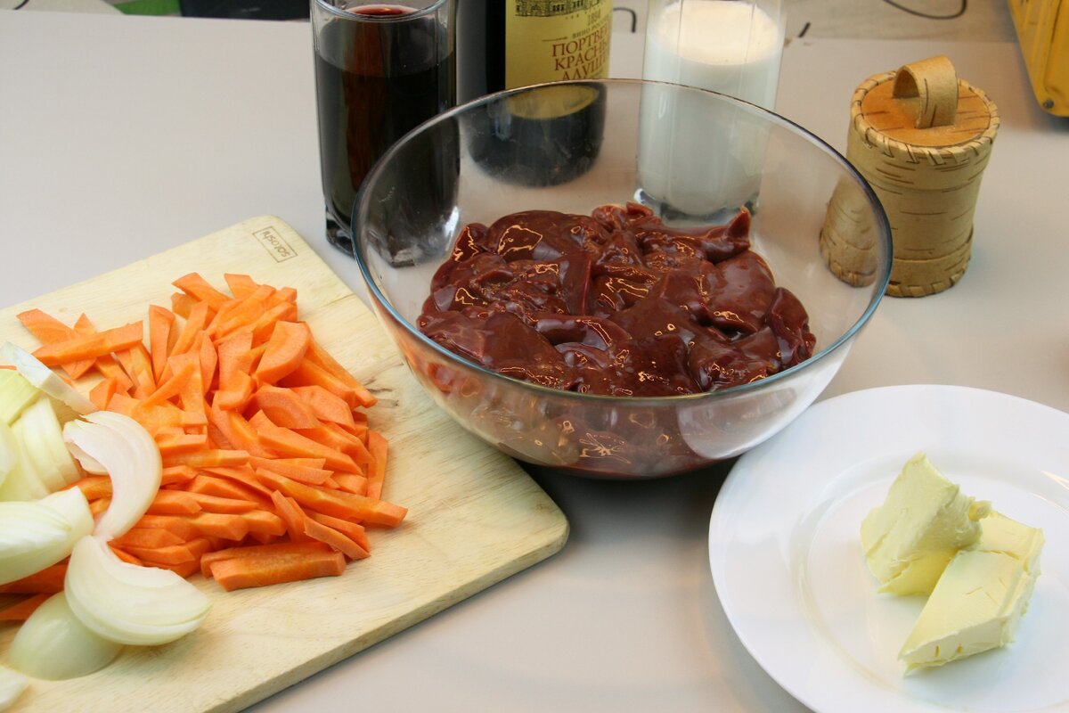 Чем закусывают портвейн. Закуска к портвейну. Закуска под портвейн. Куриный паштет с портвейном. Фото закуски для портвейна.