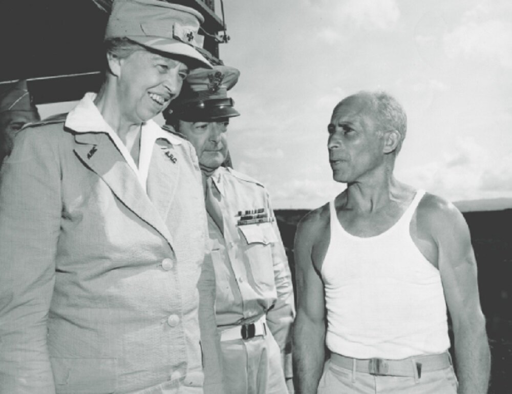 Первая леди Элеонора Рузвельт и генерал Роберт К. Ричардсон-младший посещают школу Дэлизкю на Гавайях в 1943 году (корпус связи армии США / архив Гавайского университета).