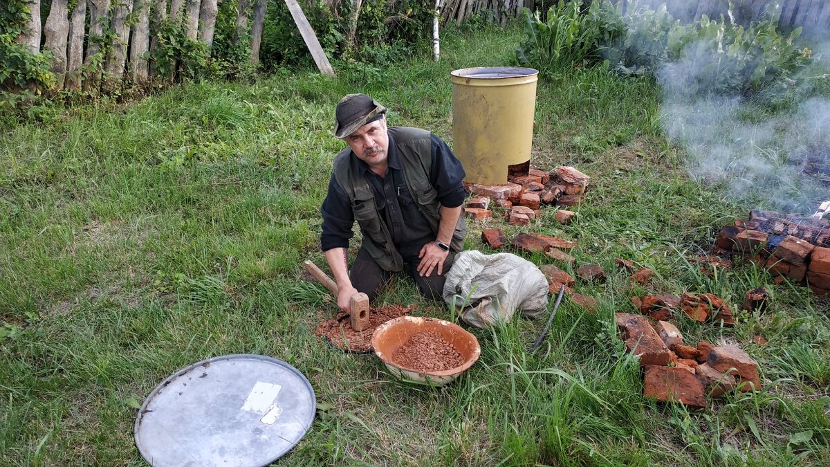 Фундамент сделан и на нем уже стоит железная оболочка. Я готовлю глину.