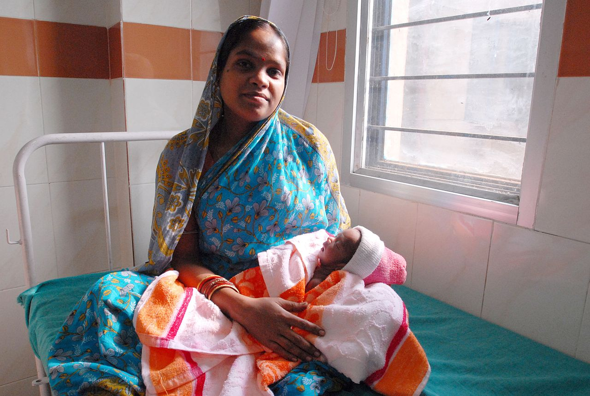 Женщина родила. Беременная женщина в Индии. Беременные индианки.