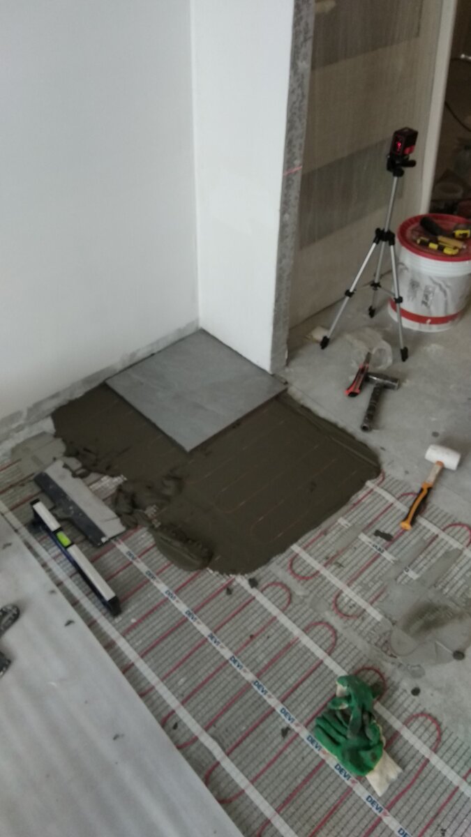 Процесс укладки плитки