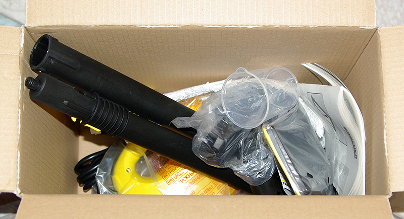 А вот внутри всё накидано скопом, но это уже тенденция, - аккуратно упаковывают уже только дорогие вещи