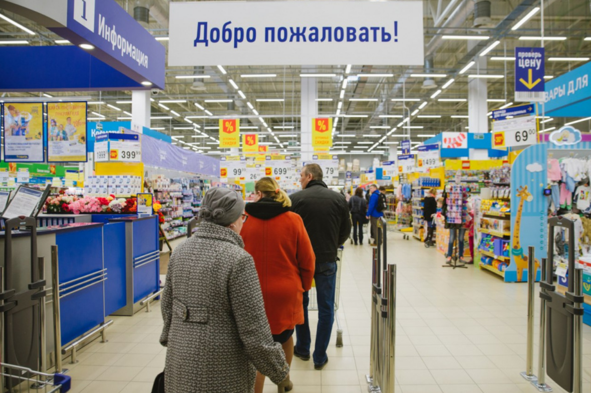 Таких огромных гипермаркетов конечно нет....скромнее и площади и потолки, да и ассортимент.