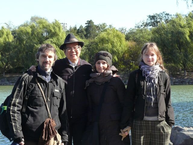 Наша семья с Лао Ли на территории Пекинского Университета